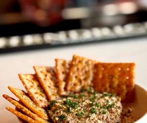 seafood dip with crackers