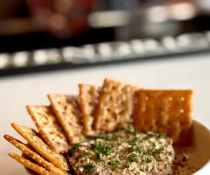 seafood dip with crackers